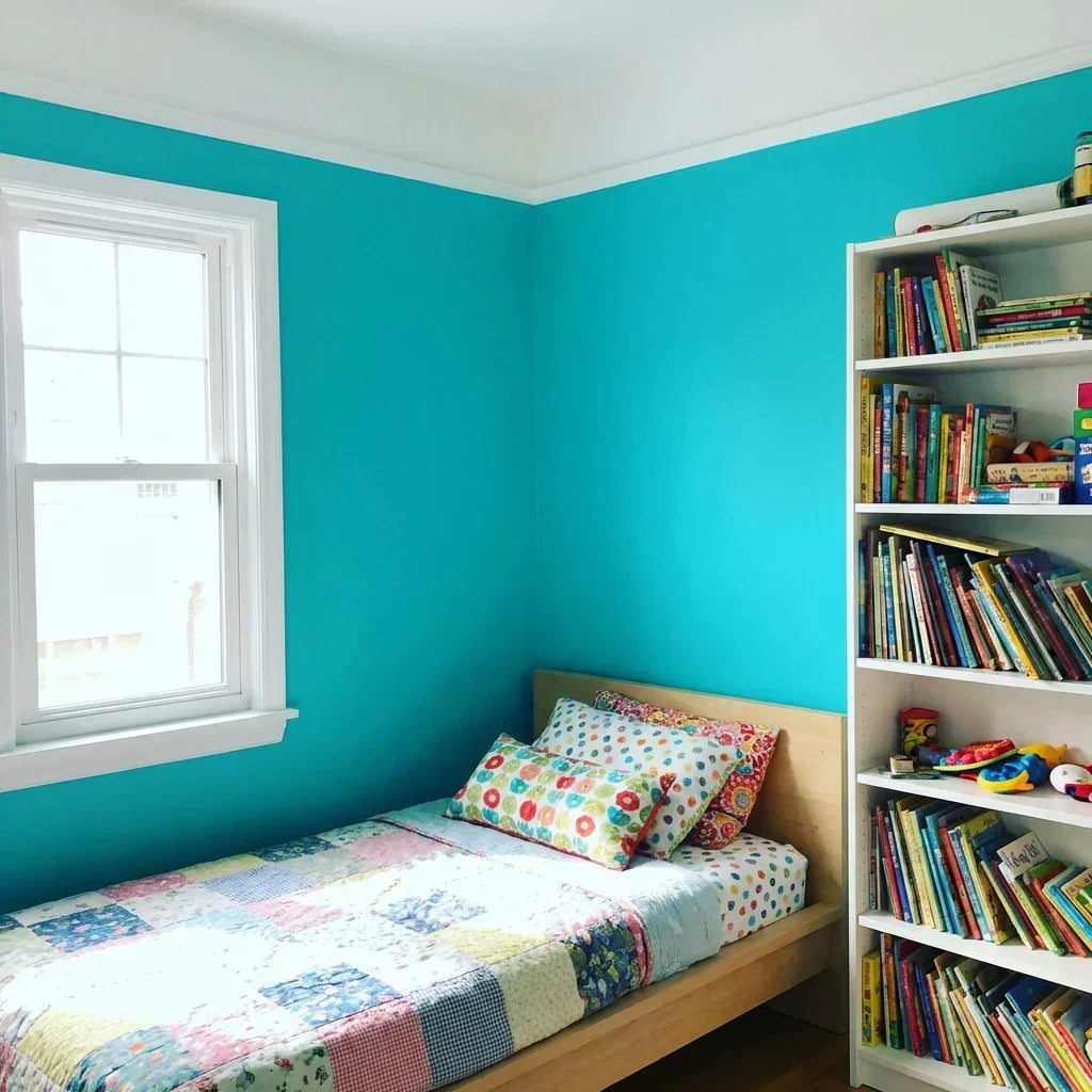 Kinderzimmer mit türkisfarbenen Wänden, weißer Fensterverkleidung, gemustertem Bettzeug und gefülltem weißem Bücherregal 9