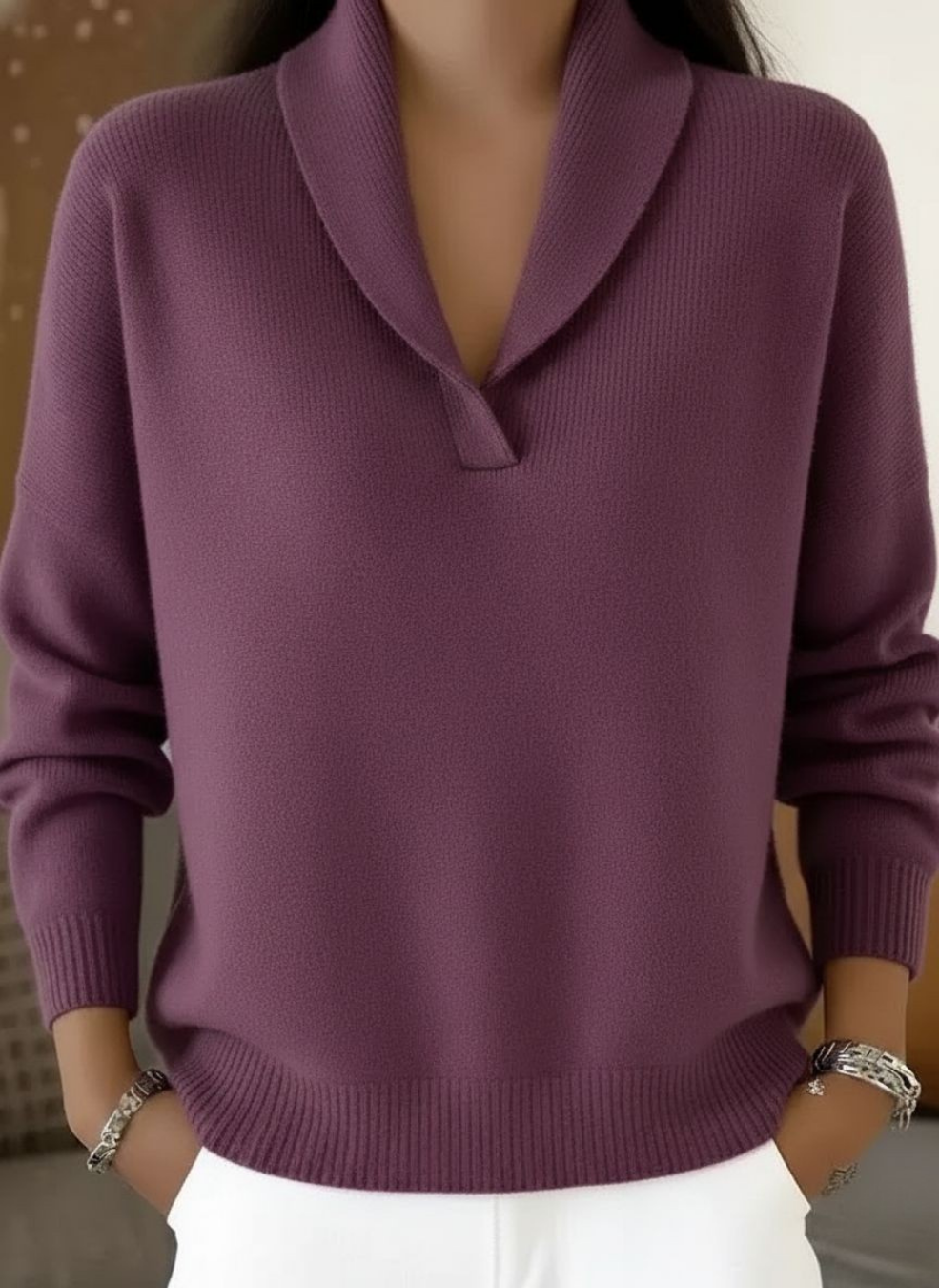 Damen-Strickpullover in Violett mit Schalkragen und V-Ausschnitt, andere Ansicht.