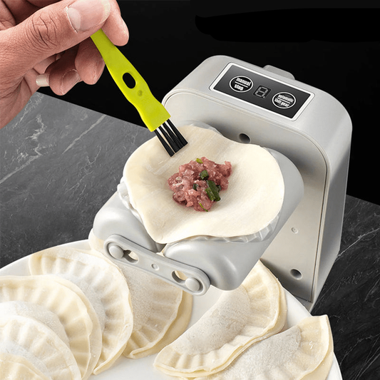 Ravioli-Former aus Kunststoff in Grau, gefüllt mit Teig und grüner Bürste im Detail