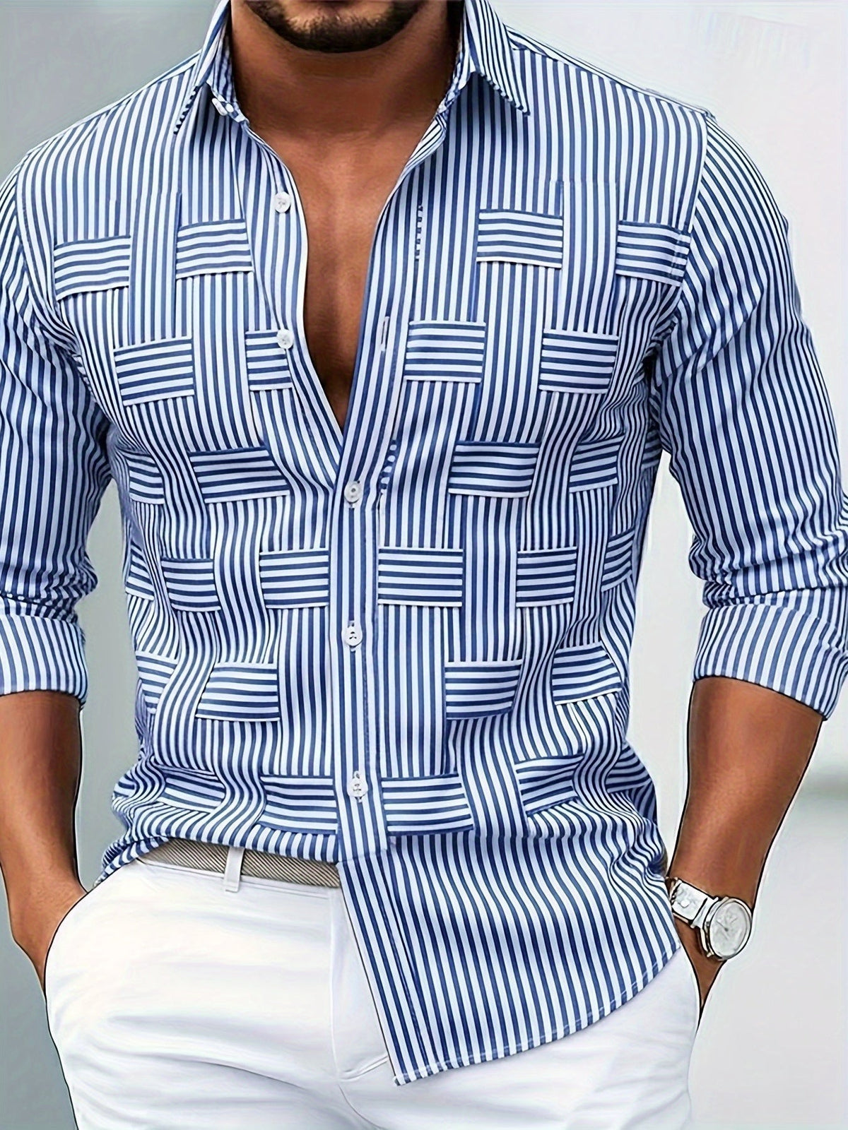Blau-weiß gestreiftes Herrenhemd mit eingetragenem Look, halb aufgeknöpft an einem Model getragen