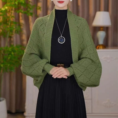 Olivgrüne Strickjacke mit Rautenmuster und breitem Rippenkragen, getragen zu schwarzem Rock 6