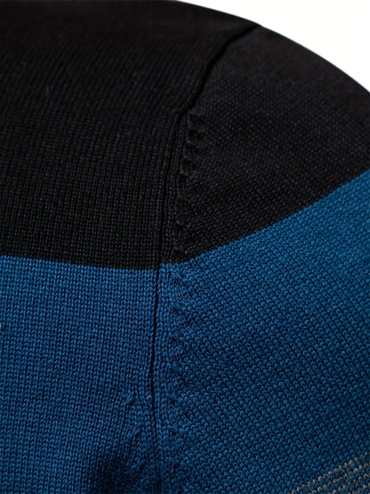 Schwarze und blaue Strickmütze, weiches Material, nahtloses Design, modisches Accessoire.