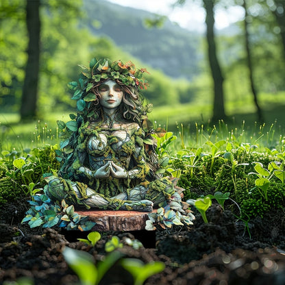 Meditierende Frauenfigur mit Blätterkranz und moosbewachsenem Körper sitzt im Schneidersitz auf einer Holzscheibe im Moos, grüner Wald im Hintergrund. 21