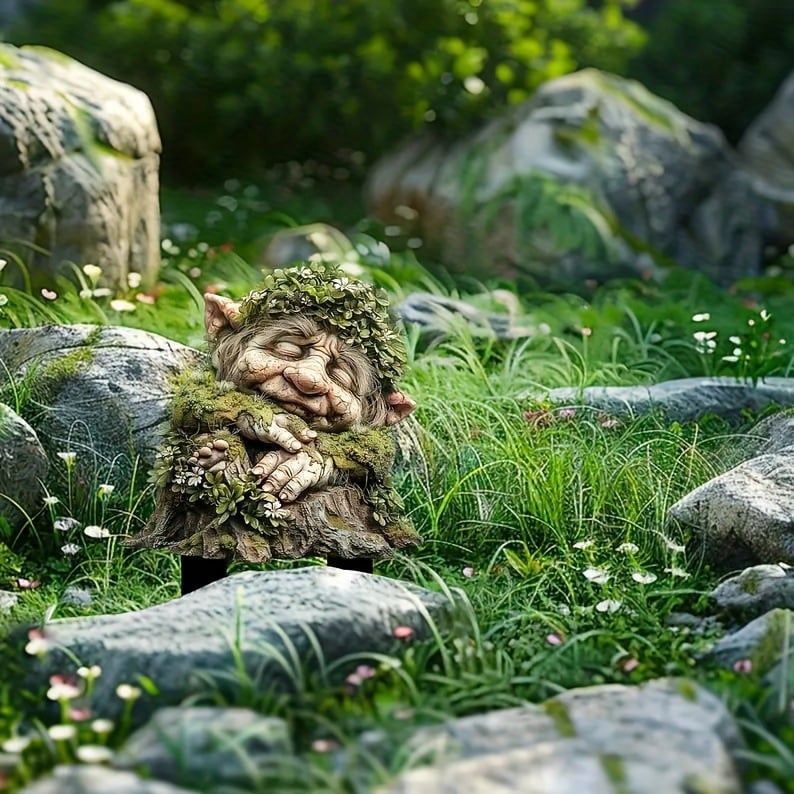 Acrylic Gartenstecker mit schlafendem Troll mit Blätterkranz zwischen Felsbrocken und Gräsern