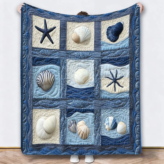 Andere Decke in Blau und Creme mit Muscheln und Seesternen, von einer Person hochgehalten 5