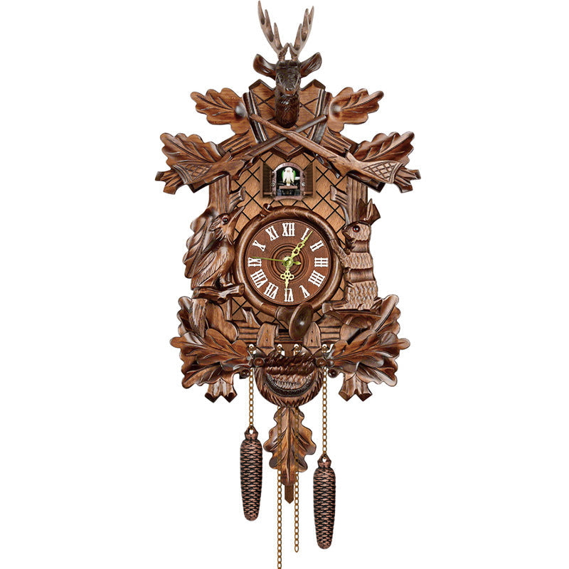Geschnitzte Kuckucksuhr mit Hirschkopf, gekreuzten Gewehren, Eichenlaub, Vogel- und Hasenfiguren, römischen Ziffern und zwei Zapfengewichten. 10