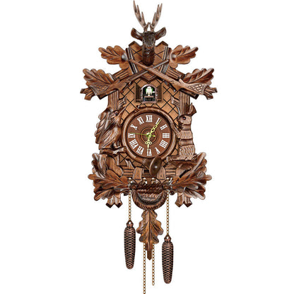 Geschnitzte Kuckucksuhr mit Hirschkopf, gekreuzten Gewehren, Eichenlaub, Vogel- und Hasenfiguren, römischen Ziffern und zwei Zapfengewichten. 10
