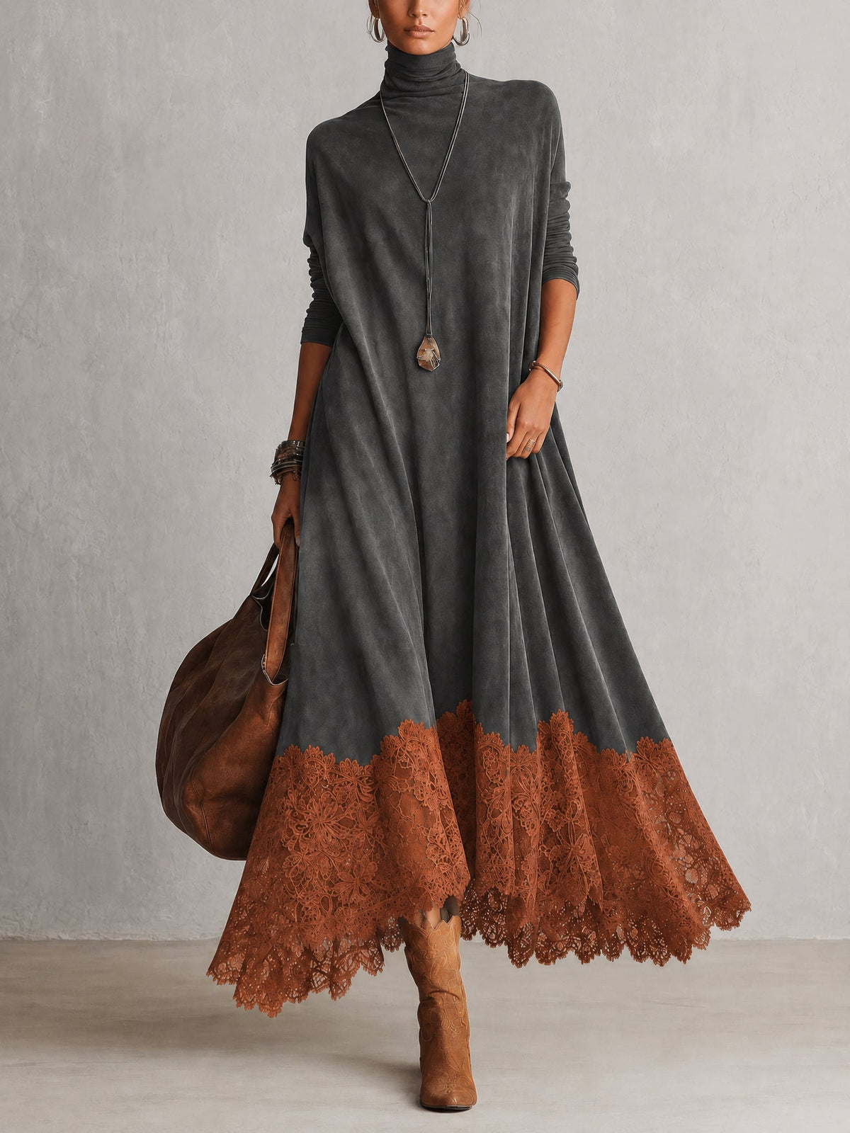 Graues Kleid mit rostorangem Spitzensaum, Model in Vorderansicht mit Lederbeutel und Stiefeln 10