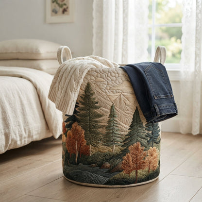 Korb mit Waldmotiv im Schlafzimmer, über den Rand hängen ein cremefarbener Strickpullover und eine dunkle Jeans. 13