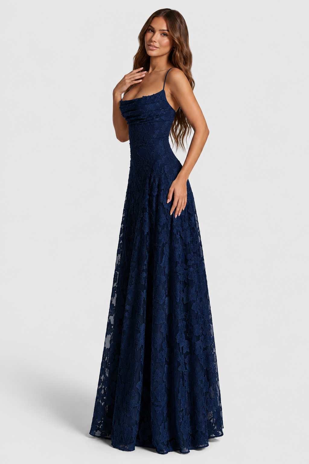 Marineblaues Kleid in seitlicher Dreiviertelansicht, zeigt Taillenschnitt und weiten Spitzenrock.
