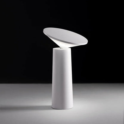 Moderne weiße Tischlampe, zylindrisch, minimalistisches Design, LED-Beleuchtung, Innenraum.