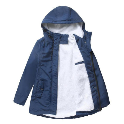Blauer Parka flach ausgebreitet und geöffnet, mit weißem Fleecefutter, Reißverschluss und Pattentasche an der Seite 7