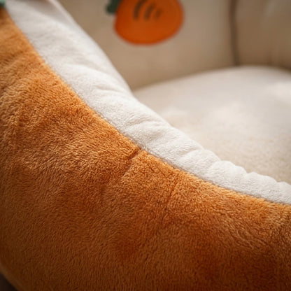 Nahaufnahme des weichen, flauschigen Plüschstoffs am Rand des Sitzsacks mit aufgesticktem Karottenmotiv im Hintergrund 2