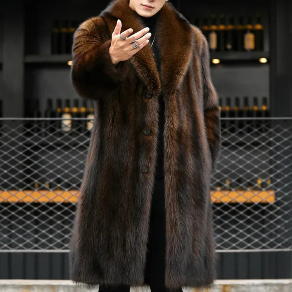Mann in braunem Pelzmantel, Wintermode, eleganter Herrenmantel, luxuriöses Design.