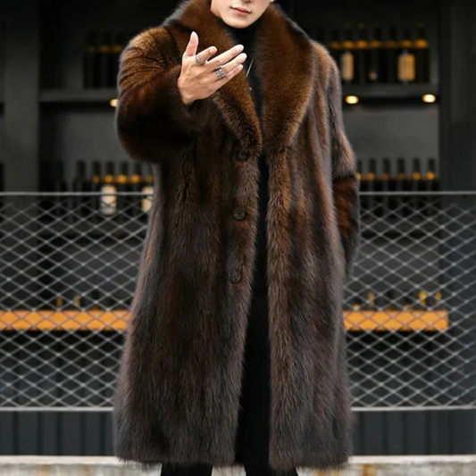 Mann in braunem Pelzmantel, Wintermode, eleganter Herrenmantel, luxuriöses Design.
