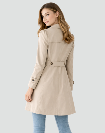 Rückansicht des beigen Damen-Trenchcoats mit Passe, Taillengurt und ausgestelltem Saum