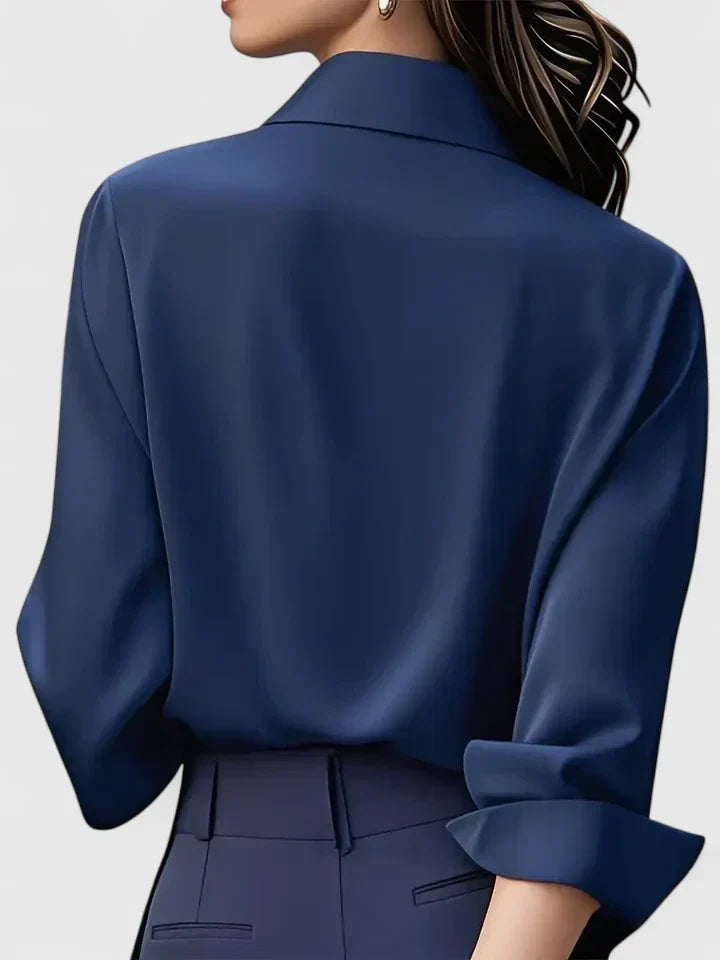 Marineblaue Bluse aus Satin mit Kragen und umgeschlagenem Ärmelaufschlag, Rückansicht