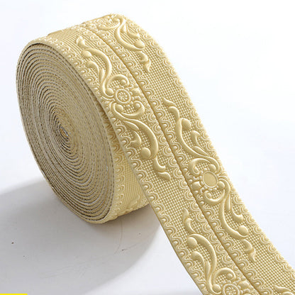 Goldbeige selbstklebende Vintage-Zierleiste aus Schaumstoff mit Blumen- und Schnörkelmuster, aufgerollt