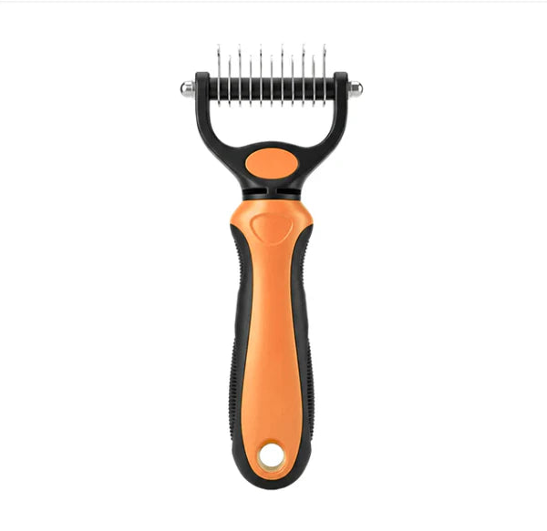 Orange-schwarzer Rechen mit geraden Edelstahlzinken, freigestellt von vorn. 14