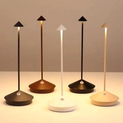 Moderne LED-Tischlampen in Schwarz, Weiß, Braun, Holzoptik, minimalistisch, energiesparend.