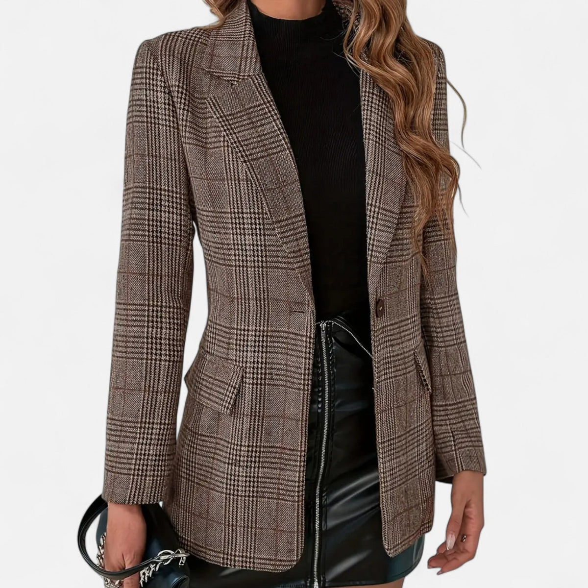 Braun karierter Blazer mit Reverskragen, einem Knopf und Klappentaschen, Vorderansicht im Detail.