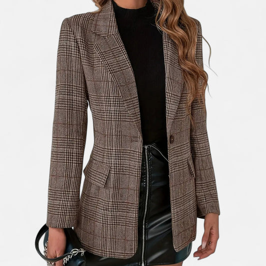 Braun karierter Blazer mit Reverskragen, einem Knopf und Klappentaschen, Vorderansicht im Detail.