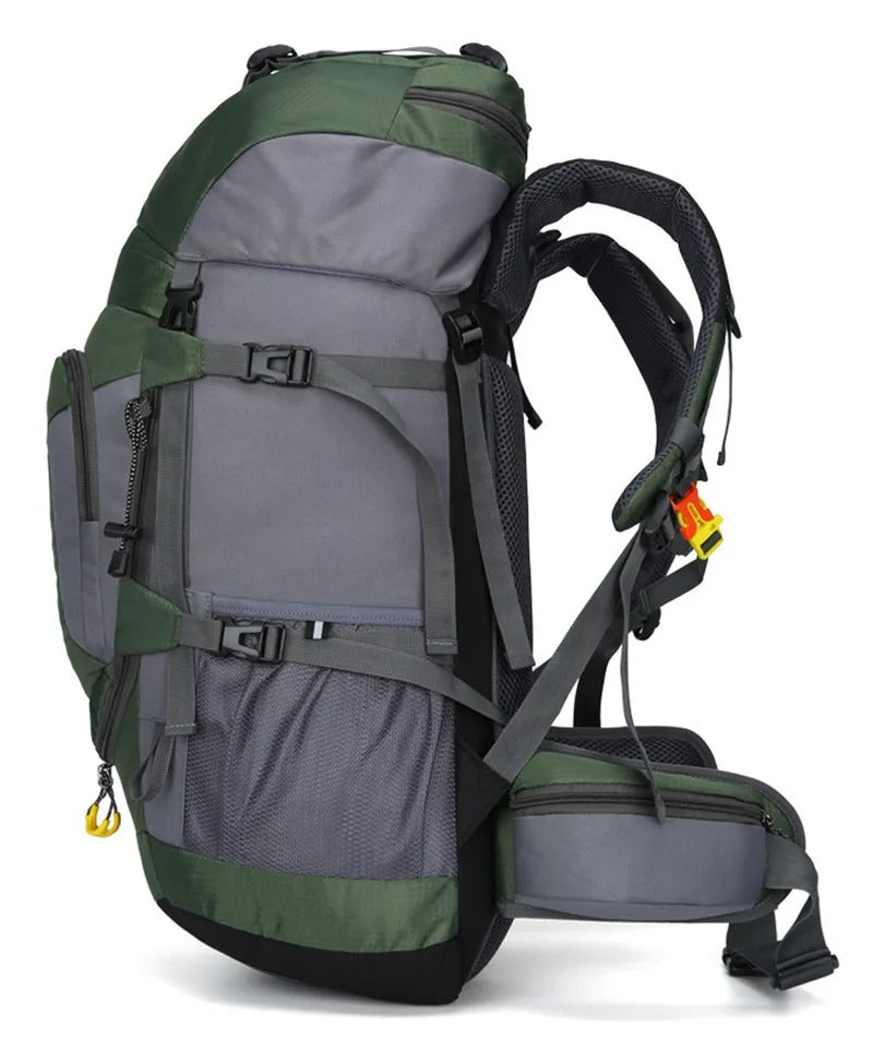Grauer und grüner Wanderrucksack mit mehreren Taschen und verstellbaren Gurten.