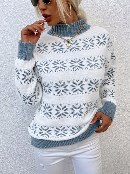 Frau in weiß-blauem Norwegerpullover, Sonnenbrille, goldene Ketten, weiße Hose.