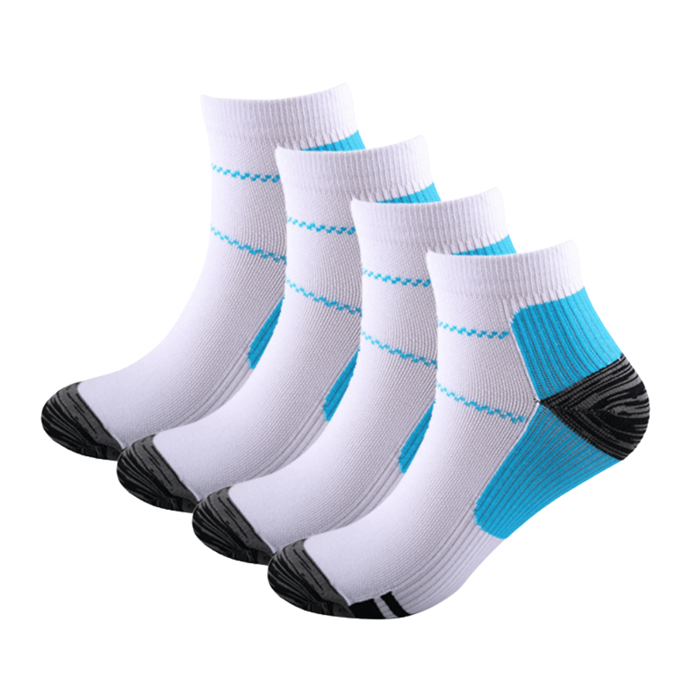 Vier weiße Kurzsocken mit blauen Akzenten und dunklen Zehen- und Fersenpartien auf weißem Hintergrund.