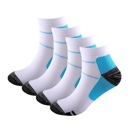 Vier weiße Kurzsocken mit blauen Akzenten und dunklen Zehen- und Fersenpartien auf weißem Hintergrund.