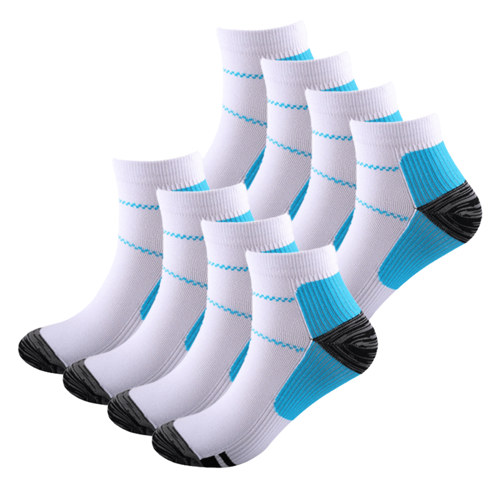 Acht weiße Kurzsocken mit blauen Fersenpartien und dunklen Verstärkungen in zwei gestaffelten Gruppen.