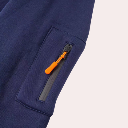 Dunkelblauer Ärmel mit Reißverschlusstasche und orangefarbenem Zipper, Baumwollstoff.