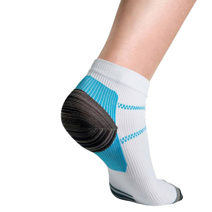 Weiße Kurzsocken mit blauer Fersenpartie und dunkel gestreifter Verstärkung am Fuß.