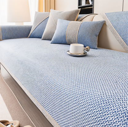 Sofabezug in hellem, meliertem Blau auf der Sitzfläche, dazu blau-beige Kissen und eine weiße Tasse. 7