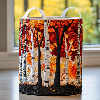 Gesteppter Korb mit Herbstwald aus weißen und schwarzen Birkenstämmen, rotem und orangem Laub und zwei weißen Tragegriffen. 5