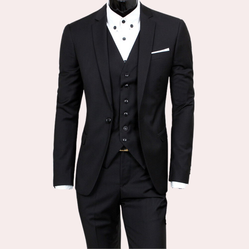 Schwarzer Herrenanzug mit Weste, weißem Hemd und Einstecktuch, elegantes Business-Outfit.