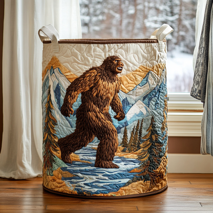 Gesteppter Korb mit aufrecht gehendem Bigfoot vor schneebedeckten Bergen, Fluss und Tannen, braune Einfassung und helle Griffe. 7