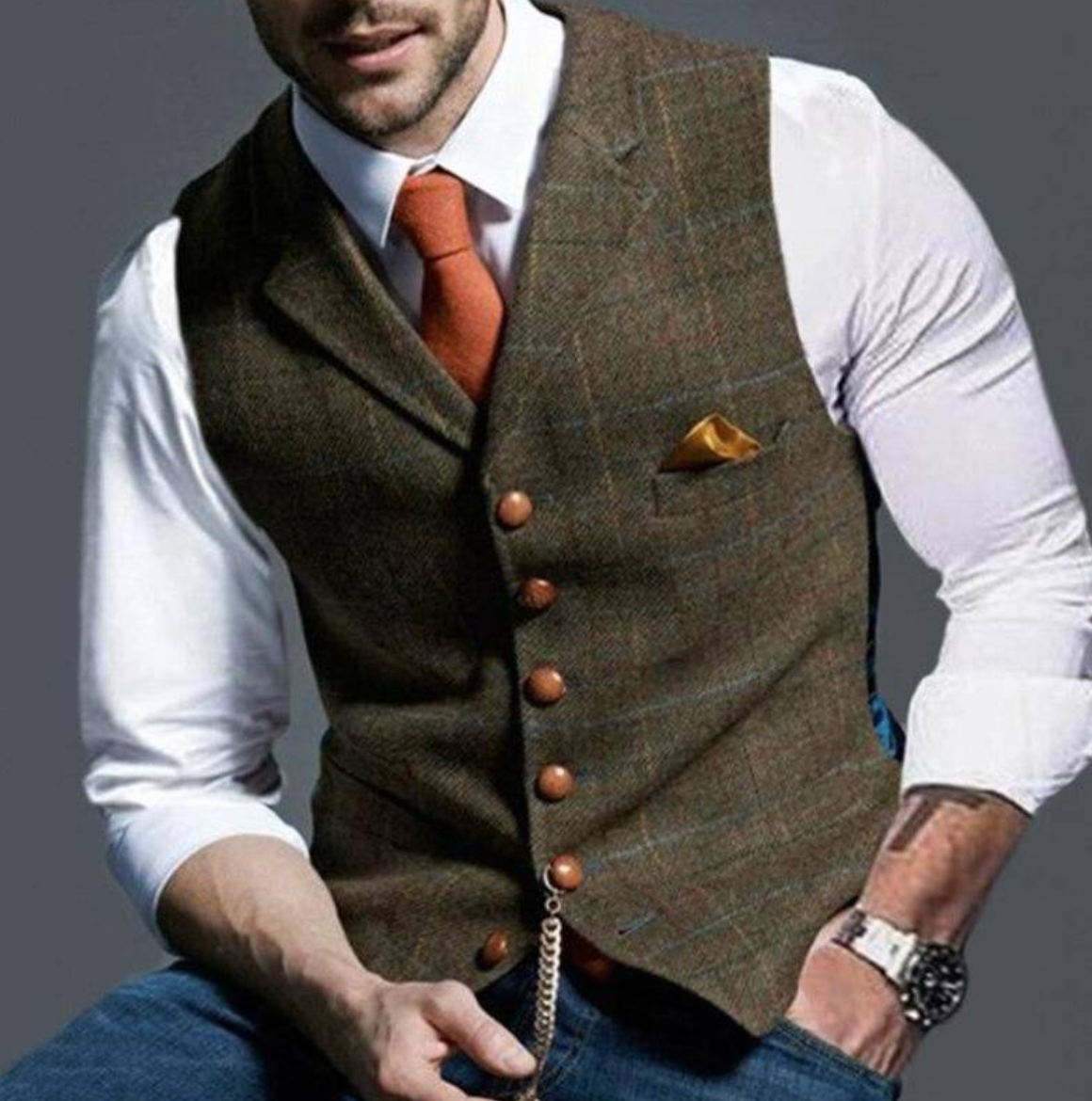 Weste in braunem Tweed mit feinen blauen Karolinien, getragen mit weißem Hemd und Jeans 7