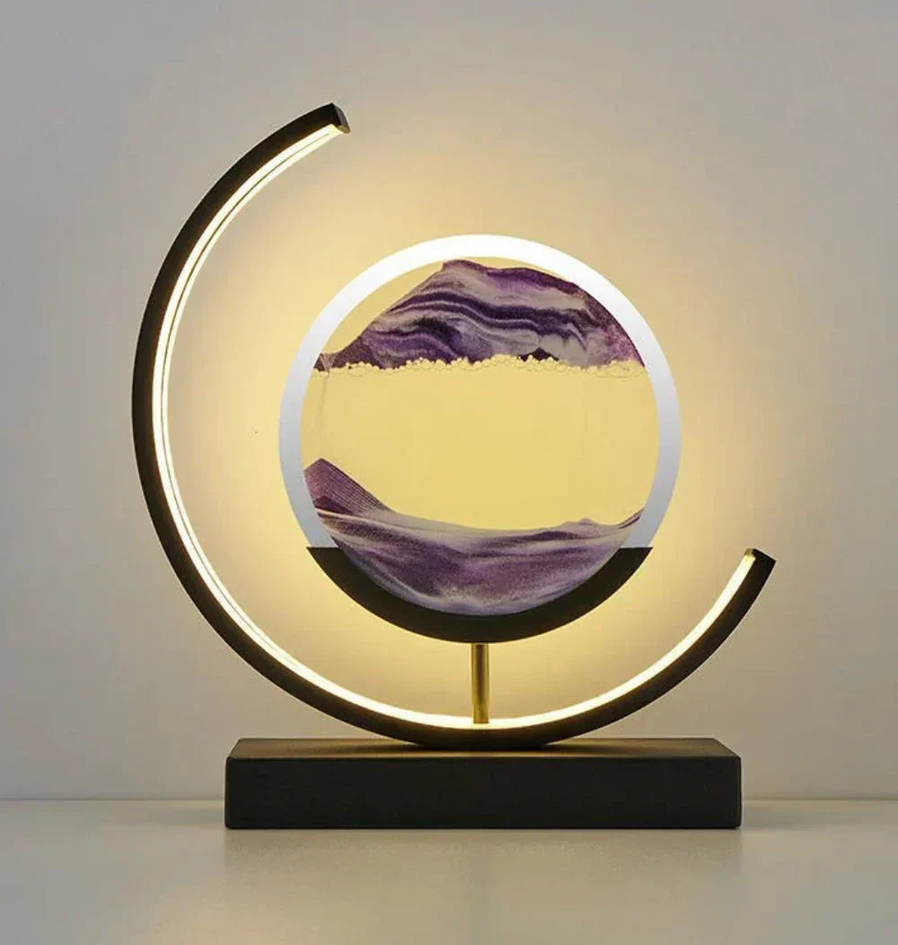 Moderne Sanduhrlampe mit LED, rund, lila Sand, dekorative Tischleuchte, minimalistisch.