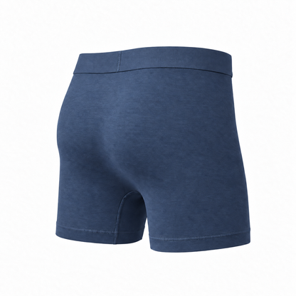 Stahlblaue Boxerbriefs von hinten schräg, glatte Rückseite mit Bund und sauber genähtem Beinsaum.