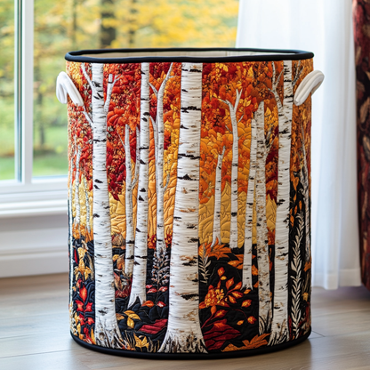 Gesteppter Korb mit Birkenwald-Motiv in leuchtenden Herbstfarben, schwarzer Randeinfassung und weißen Griffen vor einem Fenster. 3