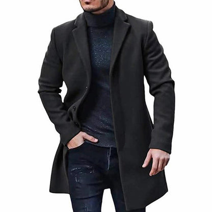 Mann in schwarzem Wollmantel, eleganter Herrenmantel, Wintermode, klassischer Stil.