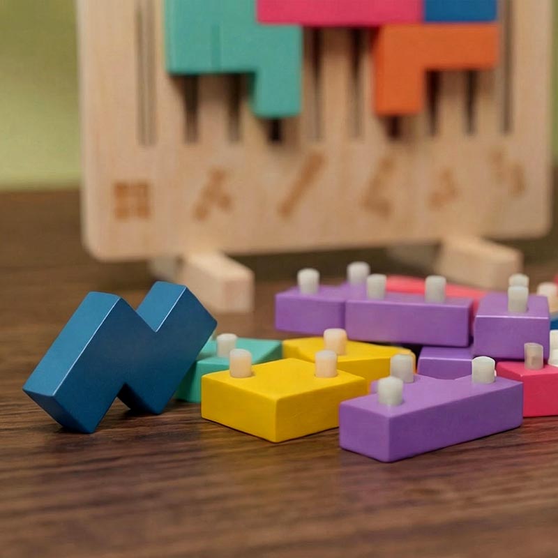 Holz-Tetris-Puzzlespiel mit Nahaufnahme loser Steine und Holzbrett, Detail.