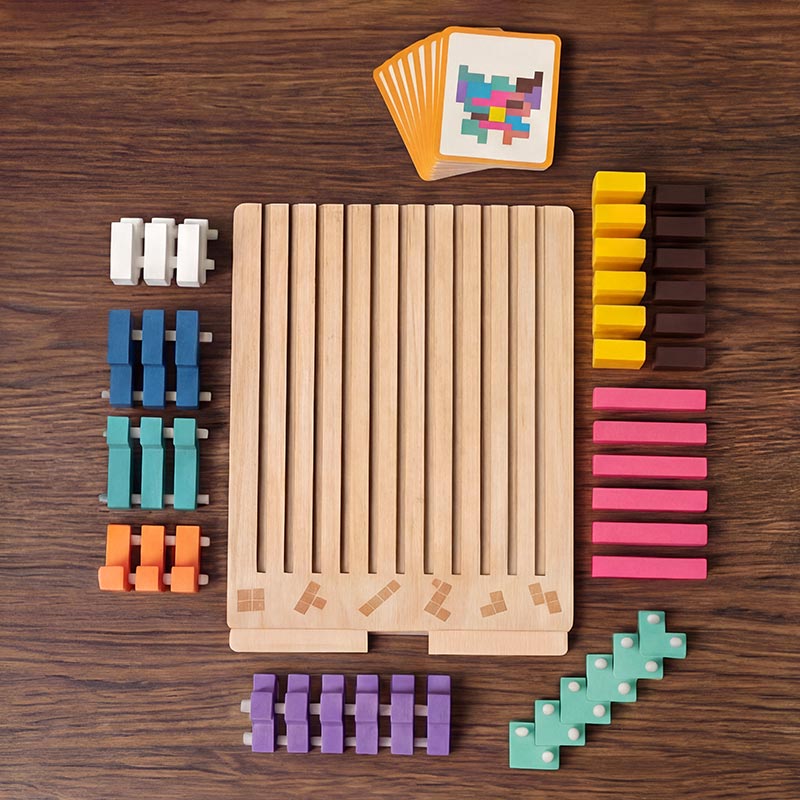 Holz-Tetris-Puzzlespiel mit Holzbrett, bunten Bausteinen und Vorlagekarten in Draufsicht.