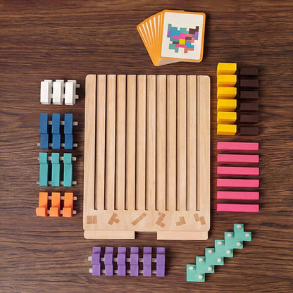 Holz-Tetris-Puzzlespiel mit Holzbrett, bunten Bausteinen und Vorlagekarten in Draufsicht.