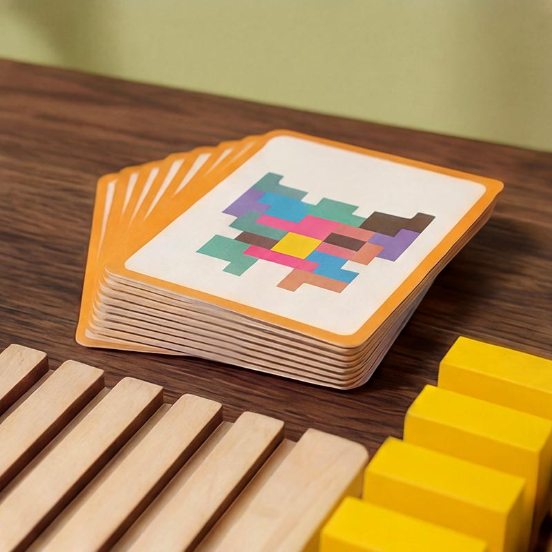 Holz-Tetris-Puzzlespiel mit Stapel Vorlagekarten und gelben Steinen, Detail.