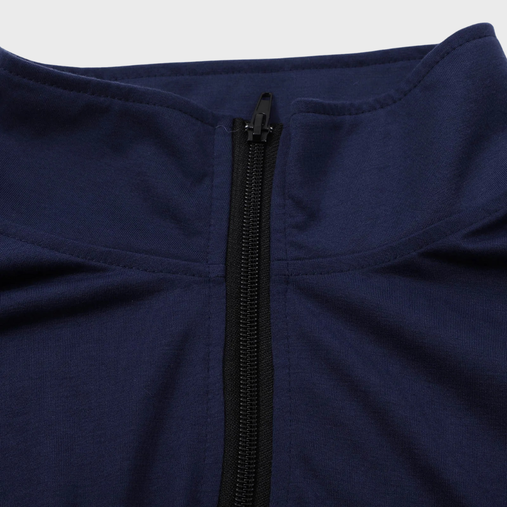 Dunkelblauer Reißverschluss-Pullover aus Baumwolle, Nahaufnahme, modisches Design, Herrenmode.