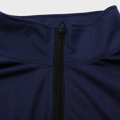 Dunkelblauer Reißverschluss-Pullover aus Baumwolle, Nahaufnahme, modisches Design, Herrenmode.