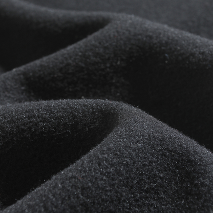 Schwarzer Fleece-Stoff, weiche Textur, Nahaufnahme, ideal für warme Kleidung und Decken.