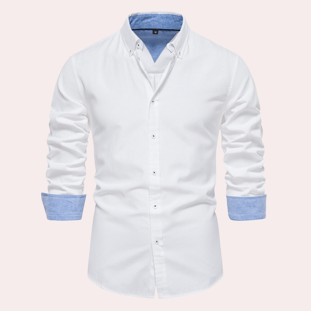 Weiße Herrenhemd mit blauen Manschetten, Button-Down-Kragen, langärmelig, Baumwolle.